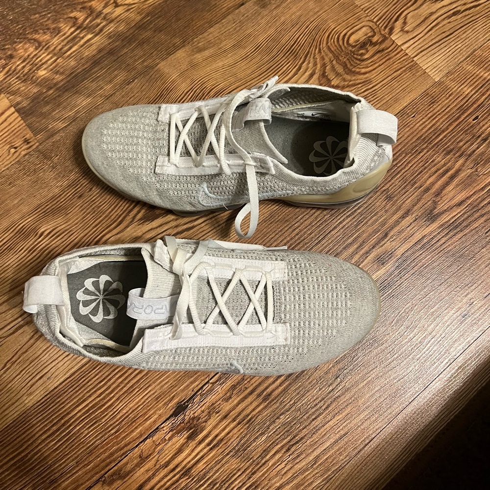 Nike Athletic Shoes in Cream and Gold